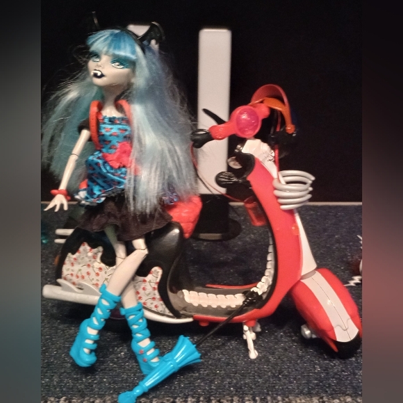 Monster High Freaky Fushion Ghoulia Yelps & Operetta + Zombie Scooter Bundle - Picture 3 of 11